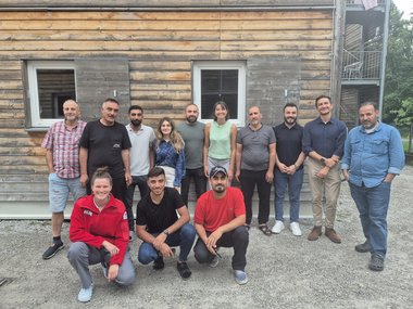 Die Integrationsbotschafter:innen mit Bewohner:innen und Laura vom Team des Rotkreuz-Quartiers Flussbauhof.