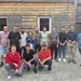 Die Integrationsbotschafter:innen mit Bewohner:innen und Laura vom Team des Rotkreuz-Quartiers Flussbauhof.