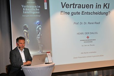 KI-Experte Prof. Dr. Dr. René Riedl sprach über Chancen, Risiken und Vertrauen im Umgang mit Künstlicher Intelligenz.