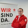 Martin Sedlmeyer vor dem Wir sind Da Plakat