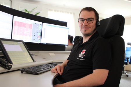 Pascal Pointl ist seit 2019 Disponent an der Rettungsleitstelle Linz-Mühlviertel. Er und seine Kolleginnen und Kollegen sorgen dafür, dass Hilfe rasch ankommt.