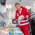 Gerhard Cowling - Rettungssanitäter - befindet sich in einem Rettungswagen und kontrolliert gerade die Ausstattung des Notfallrucksackes auf Funktionalität und Vollständigkeit.