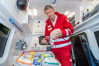 Gerhard Cowling - Rettungssanitäter - befindet sich in einem Rettungswagen und kontrolliert gerade die Ausstattung des Notfallrucksackes auf Funktionalität und Vollständigkeit.