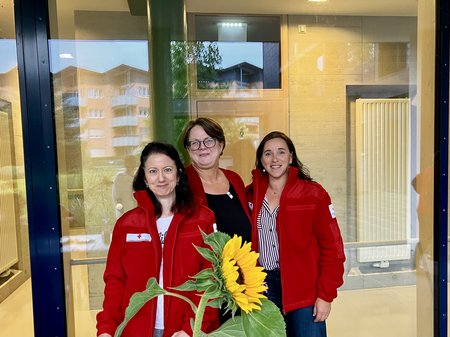 Landespflegedienstleitung Michaela Schrumpf mit Mitarbeiterinnen des Seniorenwohnhauses Hallein