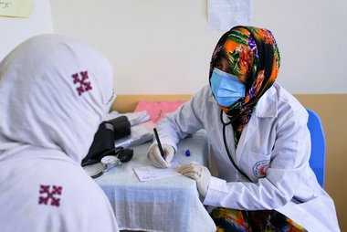 Eine Ärztin des Mobilen Gesundheitsteams im Gespräch mit einer Patientin
