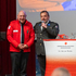 Rotkreuz-Präsident Hans Ebner bedankt sich bei Schauspieler Rudi Roubinek für sein hohes Engagement für die Idee des Roten Kreuzes.