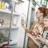 Kund:innen stehen vor einem Kühlschrank im Sozialladen.