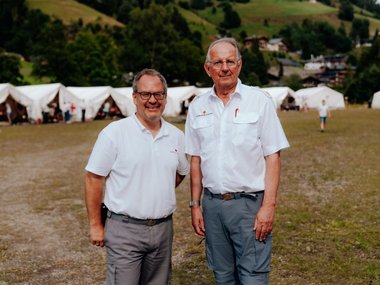 Michael Hinterhofer, Landesreferent der Jugendgruppen, und Rotkreuz-Präsident Dr. Werner Aufmesser vor den Zelten des Landesjugendcamps