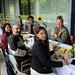 Mitarbeiter:innen des Seniorenwohnhauses Hallein sitzen gemeinsam an einem Tisch und essen