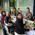 Mitarbeiter:innen des Seniorenwohnhauses Hallein sitzen gemeinsam an einem Tisch und essen