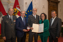 Im Bild: Rotkreuz-Präsident Dr. Werner Aufmesser, Landeshauptmann Wilfried Haslauer, Karl Huber aus Altenmarkt (Pongau), Landesrätin Daniela Gutschi, Landesrat Christian Pewny.
