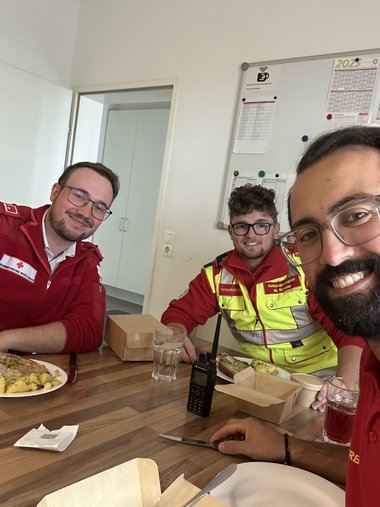 Drei Sanitäter beim Essen