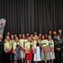 Gruppenfoto mit Rotkreuz-Mitarbeiterinnen. Ein Teil in grauen Uniformen, ein Teil mit gelben Westen.