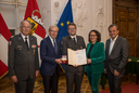 Im Bild: Rotkreuz-Präsident Dr. Werner Aufmesser, Landeshauptmann Wilfried Haslauer, Robert Kronthaler aus Hallein (Tennengau), Landesrätin Daniela Gutschi, Landesrat Christian Pewny.