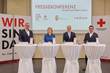 Personen v.l.n.r.: Mag. Thomas Märzinger, Landesgeschäftsleiter-Stv. OÖ. Rotes Kreuz, Maga. Christine Haberlander, Landeshauptmann-Stellvertreterin, Mag. Manfred Hageneder, Bezirksstellenleiter Rotes Kreuz Linz-Land, Bgm Ing. Karl-Heinz Koll, Ortsstellenleiter Rotes Kreuz Traun