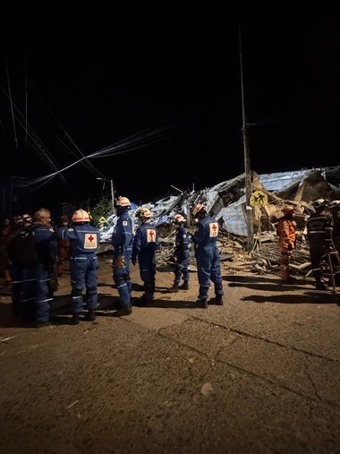 Tag und Nacht sind die Helfer im Einsatz- ©Rotes Kreuz Kolumbien