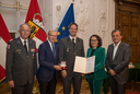 Im Bild: Rotkreuz-Präsident Dr. Werner Aufmesser, Landeshauptmann Wilfried Haslauer, Alexander Hlebayna aus St. Johann im Pongau, Landesrätin Daniela Gutschi, Landesrat Christian Pewny.