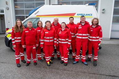 Mitarbeiterinnen der Dienststelle Hof vor einem Rettungswagen