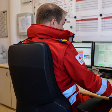 Ausbildung - © Rotes Kreuz Tirol Daniel Liebl Im Bild Martin König, Dienstführender des Roten Kreuzes in Wattens, vor seiner Computeranlage. Stetige Weiterqualifizierung ist in seinem Beruf erforderlich
