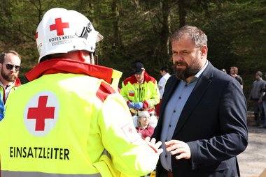 Großunfallübung der Abteilung Dornbirn gemeinsam mit LKH Bregenz und Unterstützung von Feuerwehr, Bergrettung und Wasserrettung Dornbirn, Organisator Julian Illigasch, Szenario: Schülerbus kollidiert mit Pkw, zweiter Pkw fährt auf, 35 Verletzte ins LKH Bregenz