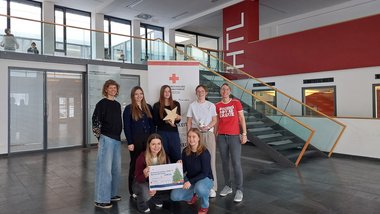 Gruppenfoto in der HTL Saalfelden. Von links nach rechts:Manuela Waltl, verantwortliche Lehrerin der Weihnachtsaktion, Janina, Jessy, Alexandra, Lilly und Annalena (Schülerinnen der HTL Saalfelden) sowie Andrea Neuhofer (operative Leiterin Jugendrotkreuz Salzburg)