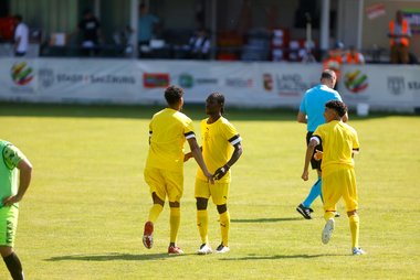 Mitglieder des Fußballteams während eines Spiels am Rasen.
