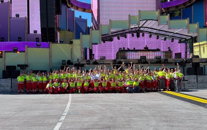 Gruppenfoto der Rotkreuz-Mitarbeiter:innen vor der Electric Love Bühne