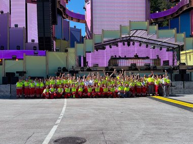 Gruppenfoto der Rotkreuz-Mitarbeiter:innen vor der Electric Love Bühne