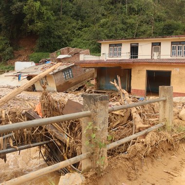 Durch Flut zerstörtes Haus in Nepal