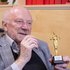 Lese-Opa Walter Planer mit seinem Lese-Oscar