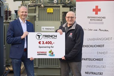 Der CEO von Trench Austria Ronald Schmid übergibt an den Bezirksgeschäftsleiter des Roten Kreuzes Linz einen Spendenscheck