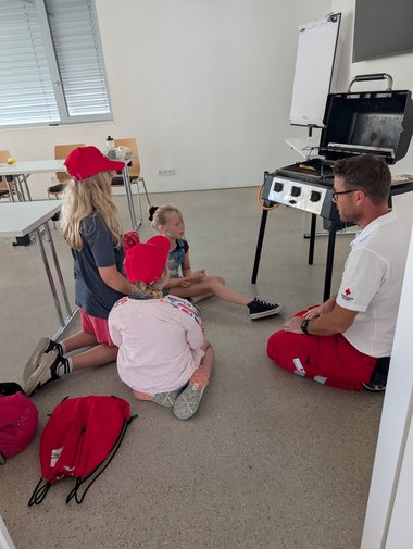 Gruppe bei der Station mit dem Griller