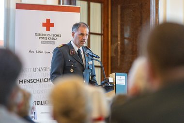 Peter Kaiser, stellvertretender Generalsekretär des Österreichischen Roten Kreuzes hält eine Rede bei der Generalversammlung.