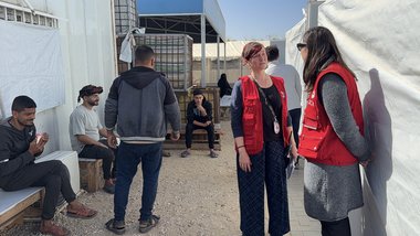 Rotkreuz Mitarbeiterinnen vor Zelt im Feldspital in Rafah