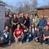 Gruppenfoto mit Pädagoginnen, die in einem Ausbildungskurs des Jugendrotkreuzes lernten, Erste-Hilfe-Kurse zu leiten. Im Vordergrund kniet Andrea Neuhofer vom Salzburger Jugendrotkreuz.