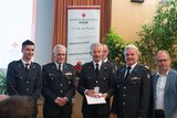 Herr Dir. Mag Hansjörg MATTERSBERGER erhielt die Verdienstmedaille in Gold als bedeutende Auszeichnung für seine hervorragenden Leistungen im Dienste der Österreichischen Roten Kreuz Bezirksstelle Osttirol.v.l. Alexander Perry, BSc. (Bezirksgeschäftsführer); Günther Ennemoser (Präsident ÖRK LV Tirol), Dir. Mag. Hansjörg Mattersberger, Egon Kleinlercher (Vizepräsident ÖRK LV Tirol und Bezirksstellenleiter), Markus Mayerl (Bürgermeister von Dölsach und Abgeordneter zum Tiroler Landtag). Im Hintergrund Granig Wilhelm, MBA (Bereichsleiter Gesundheits- und soziale Dienste)