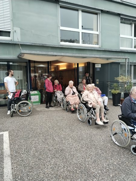 Bewohner:innen und Mitarbeiter:innen verlassen das Seniorenwohnhaus Hallwang