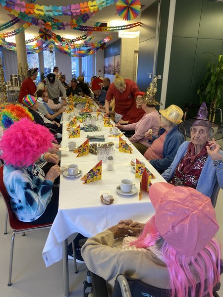 Faschingsfeier im Seniorenwohnhaus Hallein. Wir sehen feiernde Menschen. Rotes Kreuz Salzburg