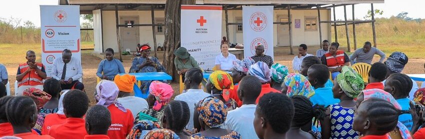 February 2024: In Uganda, the Red Cross educates women about menstrual hygiene and teaches them how to use hygiene products correctly. Menstrual hygiene kits are distributed to women in various communities, and the Red Cross also supports girls and women in making reusable sanitary towels and equips them with the necessary materials and utensils.