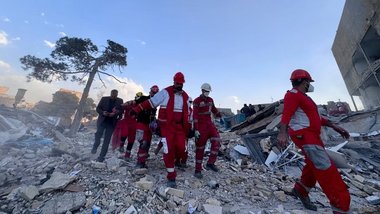 Helfer des IRCS bei der Suche nach Überlebenden nach Raketenangriffen