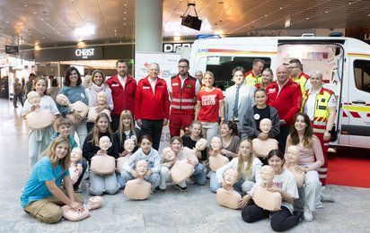 Wie einfach Leben retten ist, zeigten 200 Kinder und Jugendliche im Salzburger Europark bei einem Flashmob.
