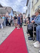 Am Freitag, dem 14. Juni, wurde im Rahmen der Waidhofner Einkaufsnacht das fünfjährige Bestehen gefeiert. „Ein besonderes Highlight des Abends waren unsere beiden Modenschauen, bei denen unsere ehrenamtlichen Mitarbeiter als Models die neuesten Trends und Styles aus dem Henry Laden präsentieren durften.“, freut sich Claudia Schuhleitner, Fachbereichsleiterin für Gesundheits- und Soziale Dienste, über den großen Erfolg der Boutique in der Waidhofner Innenstadt.