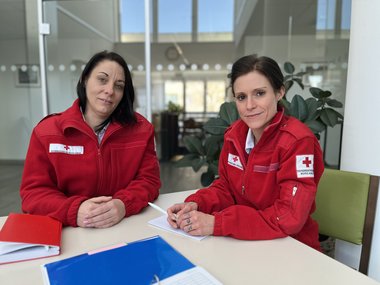 Zwei Pflegekräfte vom Roten Kreuz