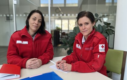 Zwei Pflegekräfte vom Roten Kreuz