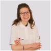 am bild zu sehen ist das Portrait der Rotkreuz Mitarbeiterin Camille Boulai. Sie trägt ein Rotkreuz Poloshirt