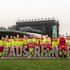 Ein Team an Sanitäter:innen steht hinter einem Schriftzug "#AustrianGP". Sie tragen Rotkreuz-Uniform und sind im Zuge des MotoGP-Rennens am Red Bull Ring im Einsatz.