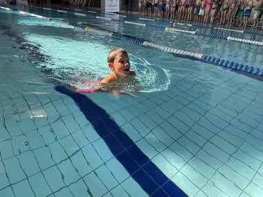 Kind im Wasser.