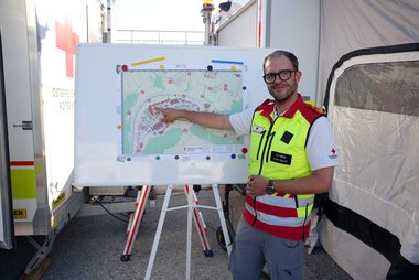 Stefan Soucek vor dem Lageplan der ELF-Ambulanz