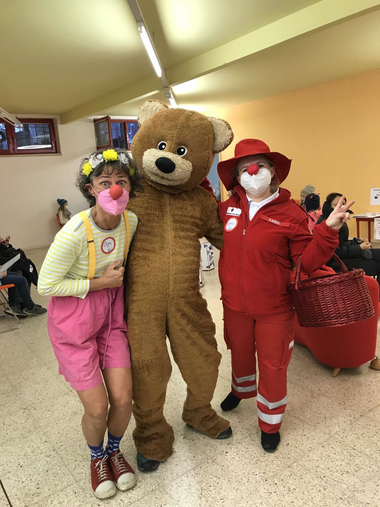 Kinderimpfstraße in Walding. Die tapferen, jungen Impflinge werden von von Clown Olga, Bär Christoph und Jugendrotkreuzlerin Agnes begrüßt.