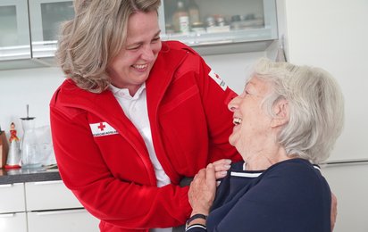 Gemeinsam, statt einsam: Der Besuchsdienst des Roten Kreuzes ermöglicht Begegnung, Zuwendung und Ansprache.